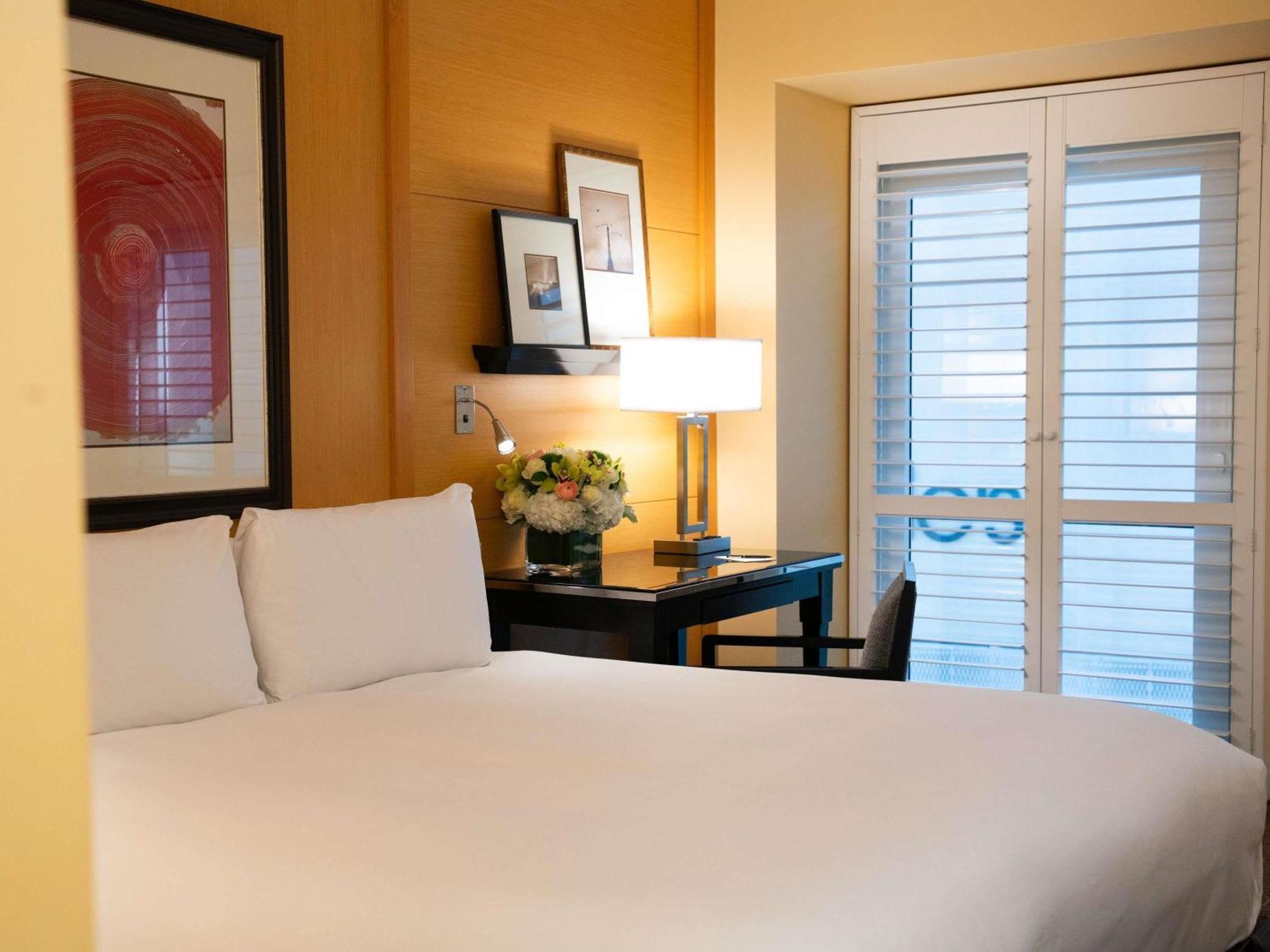 Beverly Luxury Room 1 king-size bed Beverly Blvd View